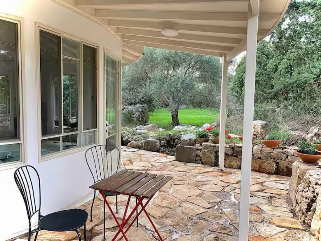 בקתת כליל — מרפסת מקורה ונוף